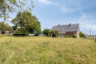 Bent u op zoek naar een woning met ruimte, licht, een goede oriëntatie en tal van mogelijkheden? Dan is deze woning exact wat u zoekt! De...