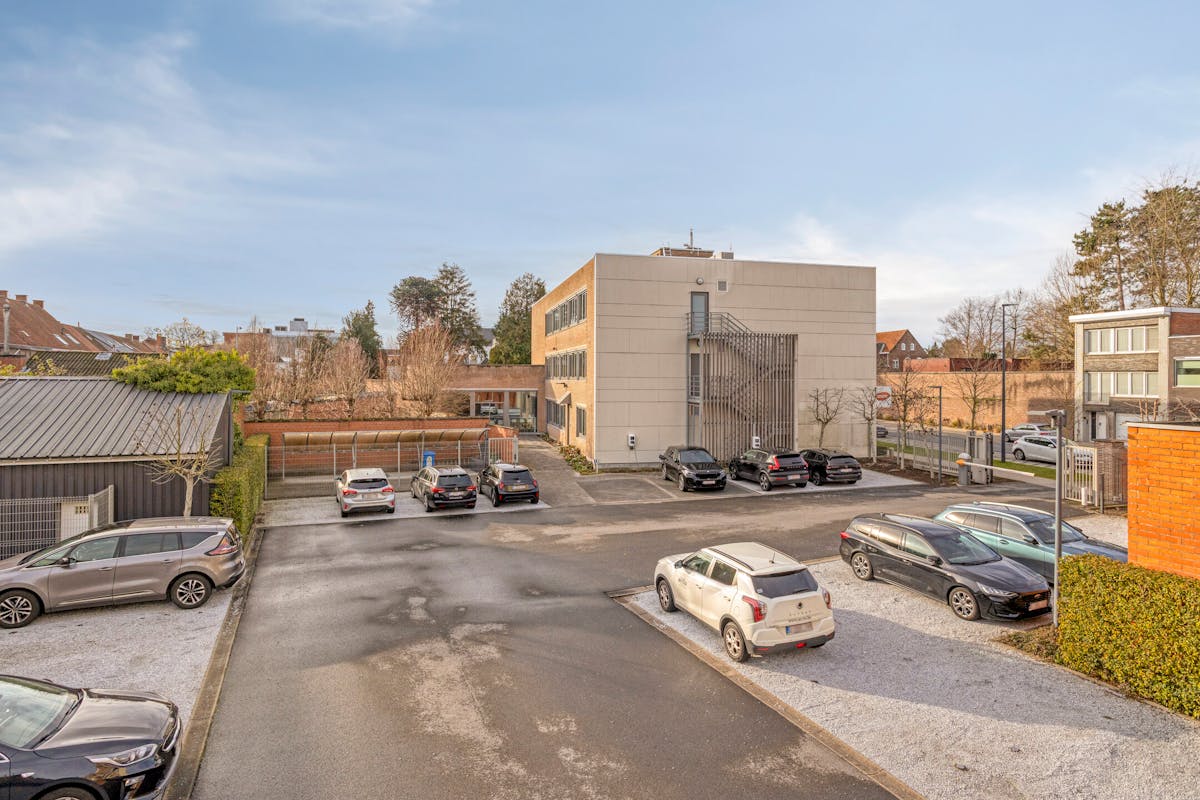 Kantoor van ca. 1.550m² met 80 parkings in Roeselare-centrum - foto 2