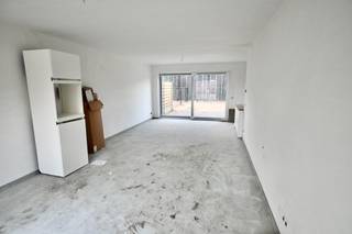 Nieuwbouwwoning in een nieuw woonproject met 3 slaapkamers !Inkom , apart toilet , woonkamer met open keuken , berging .Verdiep : Nachthal , 3...