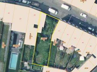 <u><strong>Vertoonde render is opgemaakt uit vergunde plannen.</strong></u><br /><br />AANTREKKELIJKE BOUWGROND van 330 m² voor GESLOTEN BEBOUWING, rustig gelegen NABIJ HET CENTRUM VAN OUDENAARDE. Met een royale GEVELBREEDTE VAN CA. 13 M biedt dit perceel een uitstekende basis voor het realiseren van een comfortabele en ENERGIEZUINIGE GEZINSWONING met tuin en terras. Een belangrijke troef is dat er REEDS EEN VERGUNNING WERD VERLEEND voor de bouw van een gezinswoning, waardoor u snel aan de slag kunt. Dankzij de CENTRALE EN GOED BEREIKBARE LIGGING bevinden winkels, scholen, openbaar vervoer en belangrijke invalswegen zich vlakbij.<br /><br /><u>Vermelde prijs bevat enkel de aankoop van bouwgrond (excl. kosten)</u><br /><br />Adres: Jules Lacroixstraat 31-33 te Oudenaarde<br /><br />G-score en P-score D