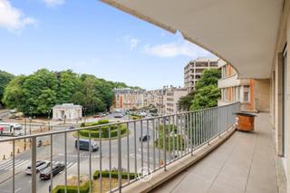 Gelegen op de vierde verdieping van een prestigieus gebouw met frontaal uitzicht op Terkamerenbos, biedt dit verfijnde appartement 345 m² aan elegante woonruimte, aangevuld met 35 m² aan terrassen.<br /><br />Het appartement opent naar een indrukwekkende, lichtrijke leefruimte in open plan met grote ramen die een adembenemend uitzicht op het bos bieden. De royale woon- en eetruimtes vloeien naadloos over in een volledig uitgeruste, hoogwaardige keuken.<br /><br />De indeling omvat 3 ruime slaapkamers, elk met een eigen en-suite badkamer en ingebouwde kasten, een dressing, twee gastentoiletten en heel wat bergruimte in het hele appartement.<br /><br />Met een zeldzaam gevoel van rust, hoogwaardige afwerkingen en een onovertroffen ligging, biedt dit pand een werkelijk uitzonderlijke levensstijl — in het bruisende hart van Brussel.<br /><br />Optionele parkeerplaats beschikbaar.