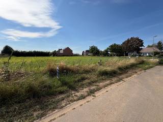 Deze mooi gelegen bouwgrond van 9 are 92 ca voor open bebouwing bevindt zich in de rustige Burgemeester Bovensstraat in Meeswijk. U geniet hier van een aangename woonomgeving, met winkels, scholen en eetgelegenheden op korte afstand.<br /><br />De gunstige ligging zorgt voor een vlotte verbinding naar omliggende gemeenten en belangrijke invalswegen. Daarnaast bevindt het perceel zich op korte afstand van het veerpunt over de Maas, waardoor u vlot de verbinding maakt met Nederland.<br /><br /><strong>Beschrijving perceel:</strong><br />- Geschikt voor open bebouwing<br />- Gelegen in een goedgekeurde niet vervallen verkaveling<br />- LOT 2 op het verkavelingsplan (zie foto)<br />- Oppervlakte: 992 m²<br />- Bestemming: woongebied met landelijk karakter<br /><br />Voor meer informatie en de bouwvoorschriften neem contact op via gilles@haerdimmo.be of 0492/86 61 15.<br /><br />Wenst u een gratis schatting van uw eigendom? Contacteer mij vrijblijvend voor een afspraak!