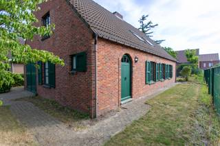 <p>Charmante gezinswoning met onderhoudsvriendelijke tuin, gelegen in een kindvriendelijke en zeer gegeerde woonwijk te Wuustwezel-centrum! De landelijke en praktische woning bevat o.a. een lichtrijke leefruimte, een kwalitatieve keuken, drie slaapkamers, een bureau/slaapkamer en veel opbergruimte! Deze vrijstaande woning is gelegen in de nabijheid van natuur, groen, ontspanning, winkels, scholen en alle andere voorzieningen én is bovendien erg goed bereikbaar! EPC C</p>