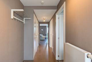 <span>INSTAPKLAAR APPARTEMENT MET 2 SLAAPKAMERS EN AUTOTAANPLAATS NABIJ HET CENTRUM VAN BILZEN<br /><br />Langs de doorgaande weg Bilzen – Hoeselt, omgeven door talrijke faciliteiten, is dit verzorgde appartement gelegen. Op wandelafstand zijn verschillende winkels en supermarkten bereikbaar. Het nabijgelegen op- en afrittencomplex voorziet een vlotte bereikbaarheid naar omliggende steden. Bovendien is het bruisende centrum van Bilzen op slechts 4 autominuten en 15 minuten wandelen gelegen.</span><br /><br />Het appartement is gelegen op de tweede verdieping en is <span><span><span><span><span><span><span><span><span>bereikbaar via de trap en de lift.<br />De indeling is als volgt:</span></span></span></span></span></span></span></span></span><br /><span><span><span><span><span><span><span><span><span>- Inkomhal.</span></span></span></span></span></span></span></span></span><br /><span><span><span><span><span><span><span><span><span>- Ruime woonkamer met open keuken. De keuken beschikt over een inbouwkoelkast, keramische kookplaat met afzuigkap, vaatwasser en een oven.</span></span></span></span></span></span></span></span></span><br /><span><span><span><span><span><span><span><span><span>- Berging met aansluiting voor het wasmachine.</span></span></span></span></span></span></span></span></span><br /><span><span><span><span><span><span><span><span><span>- 2 slaapkamers.</span></span></span></span></span></span></span></span></span><br /><span><span><span><span><span><span><span><span><span>- Badkamer. De badkamer is voorzien van een enkele lavabo en een inloopdouche.</span></span></span></span></span></span></span></span></span><br /><span><span><span><span><span><span><span><span><span>- Toilet.</span></span></span></span></span></span></span></span></span><br /><span><span><span><span><span><span><span><span><span>- Terras.<br /><br />Het appartement is beschikbaar vanaf 1/11/2026.</span></span></span></span></span></span></span></span></span><br /><br /><span><span><span><span><span><span><span><span><span>De gemeenschappelijke kosten bedragen €65/maand.</span></span></span></span></span></span></span></span></span><br /><span><span><span><span><span><span><span><span><span>In de kelderverdieping bevinden zich een gemeenschappelijke fietsenberging en een autostaanplaats.</span></span></span></span></span></span></span></span></span><br /><br /><span><span><span><span><span><span><span><span><span>Wilt u dit instapklare appartement graag bezichtigen? Neem dan vrijblijvend contact met ons op via info@matisimmo.be.</span></span></span></span></span></span></span></span></span>