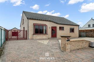 Voor meer info en foto’s, surf naar www.swevers.be – Welkom in deze ruime, vrijstaande woning aan Bovenstraat 26/001 in Heusden-Zolder. Gebouwd...