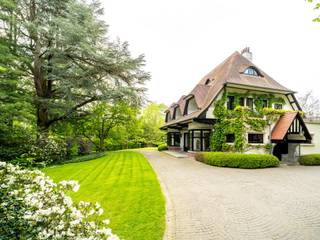 Herenhuis met eigentijdse afwerking gelegen aan de rand van Ukkel en Sint-Genesius-Rode, gebouwd in 1907 en uitgebreid gerenoveerd door Esther...