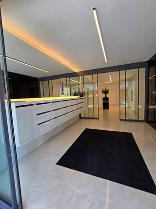 - BEL SUREYYA VOOR EEN BEZOEK 0485/867926 -
Ontdek dit aangename en lichtrijke appartement van 70 m², ideaal gelegen in de Koningstraat, midden in het bruisende centrum van Brussel.
Gelegen op de 6de verdieping van een verzorgd en beveiligd gebouw, biedt dit appartement een comfortabele leefruimte met 1 ruime slaapkamer, een praktische indeling en veel natuurlijk licht.
Extra troeven zijn de ondergrondse garage en de privatieve kelder, die zorgen voor extra comfort en bergruimte.
Dankzij de centrale ligging bevinden winkels, restaurants, openbaar vervoer en alle stadsvoorzieningen zich op wandelafstand. Ideaal voor wie comfortabel wil wonen in het hart van de hoofdstad.