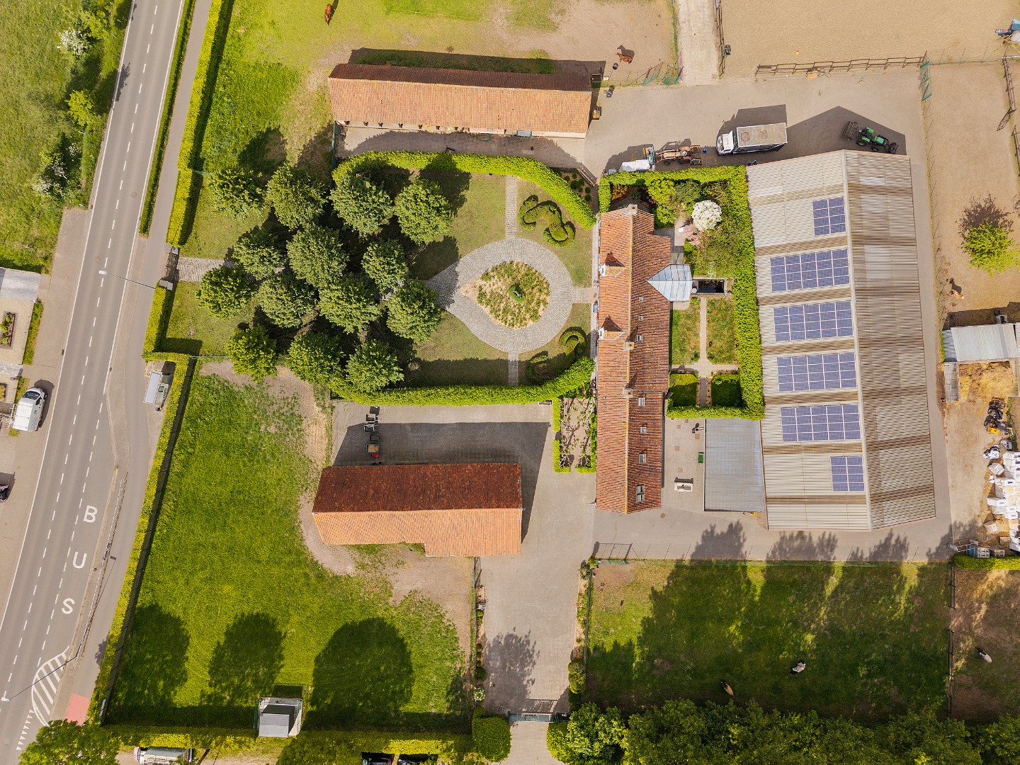 Uitzonderlijke hoeve met binnenpiste en paardenstallen op 1,88 hectare - foto 3