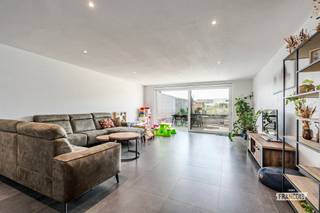 In Erpe-Mere bevindt zich deze volledig gerenoveerde halfopen bebouwing op een perceel van 530 m². De woning werd in 2022 volledig afgewerkt en combineert een hedendaagse uitstraling met een praktische gezinsindeling en alle moderne wooncomfort. Dankzij het gunstige EPC-label A is bovendien ook aan energiezuinig wonen gedacht. Op het gelijkvloers geeft de inkomhal met gastentoilet toegang tot de bijzonder ruime woon- en eetkamer. Een groot schuifraam zorgt voor veel natuurlijk licht en creëert een mooie verbinding met het terras en de tuin. Aansluitend bevindt zich de volledig uitgeruste open keuken met extra grote kastenwand voor extra stockage. Via een tussenhal bereik je de ruime berging/wasplaats en een extra kamer die momenteel perfect kan worden gebruikt als slaapkamer, bureau of hobbyruimte. De aansluitende douchekamer maakt deze ruimte bijzonder veelzijdig en biedt bovendien de mogelijkheid om comfortabel gelijkvloers te slapen. Op de eerste verdieping bevinden zich de master bedroom, twee bijkomende slaapkamers en de badkamer. Hierdoor beschikt de woning in totaal over maar liefst vier mogelijke slaapkamers. Ook buiten werd gekozen voor comfort en onderhoudsgemak. De tuin werd verzorgd aangelegd en beschikt over een ruim terras waar het aangenaam vertoeven is. Daarnaast zijn er een afzonderlijke garage een praktische zolder en een ruime oprit, waardoor er voldoende parkeergelegenheid op eigen terrein aanwezig is.<br /><br />Een bijzonder complete en energiezuinige gezinswoning waar je zonder renovatiewerken meteen kunt intrekken.<br /><br />Interesse? Vraag je bezoek aan via Immo Francois en ontdek deze instapklare woning in Erpe-Mere.<br /><br />