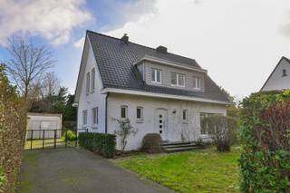 <p><span>On the border of Kontich and Hove, we offer you this very solid open building on a southeast-facing plot of 589 m².</span></p><p><span>This location offers you easy access to major roads, shops, schools, public transport, and so on. At the rear, there is a right of way that provides direct access to Vredestraat and the quiet residential areas of Hove, as well as a safe cycle path to the train station.</span></p><p><span> </span></p><p><span>The house was built in 1952 and therefore has a very solid and sturdy basic structure.</span></p><p><span>In 2012, a completely new roof was installed and the heating runs on an economical condensing boiler from 2023. </span></p><p><span>Furthermore, there is double glazing throughout, resulting in an EPC with a C label. The electricity does need a few adjustments.</span></p><p><span> </span></p><p><span>Layout:</span></p><p><span>We enter the house through the spacious entrance hall. Here there is a separate guest toilet and space for a cloakroom.</span></p><p><span>On the right, we see the spacious living room (39 m²) with travertine tiles and large windows that provide plenty of natural light.</span></p><p><span>Adjacent to this is the spacious Dovy kitchen (2017), which is equipped with every comfort. </span></p><p><span>From here, we have access to the elevated bankirai terrace and the fenced garden with a gate to the servitude road.</span></p><p><span>The detached garage (32 m²) is located on the left side of the plot and is accessible via the driveway, which can easily accommodate three cars parked in a row.</span></p><p><span>At the rear of the ground floor, we find the bathroom (2013) with a bathtub, shower, and double sink. </span></p><p><span> On the first floor, there are three bedrooms, the largest of which can be divided into two. </span></p><p><span>There is also a separate toilet in the hallway.</span></p><p><span> </span></p><p><span>Finally, the house has two basement rooms and crawl space under the entire ground floor (except for the kitchen).</span></p><p><span> </span></p><p><span>I would like to summarize the advantages of this charming house for you:</span></p><p><span>Very solid structure and the roof has been completely renovated.</span></p><p><span>Southeast-facing plot with a street width of 20 meters.</span></p><p><span>Spacious detached garage + driveway for several cars.</span></p><p><span>Pleasant garden with gate to servitude road towards Hove.</span></p><p><span> </span></p><p><span>EPC: 298 kWh/m² (C label)</span></p><p><span>Water info: P score - D | G score - C</span></p><p><span> </span></p><p><span>For more information or to arrange a viewing, call 03/449.42.41 or visit www.habicom.be</span></p><p><span>Want to know the value of your home?  Make a no-obligation appointment with our habicom expert in your area.</span></p>