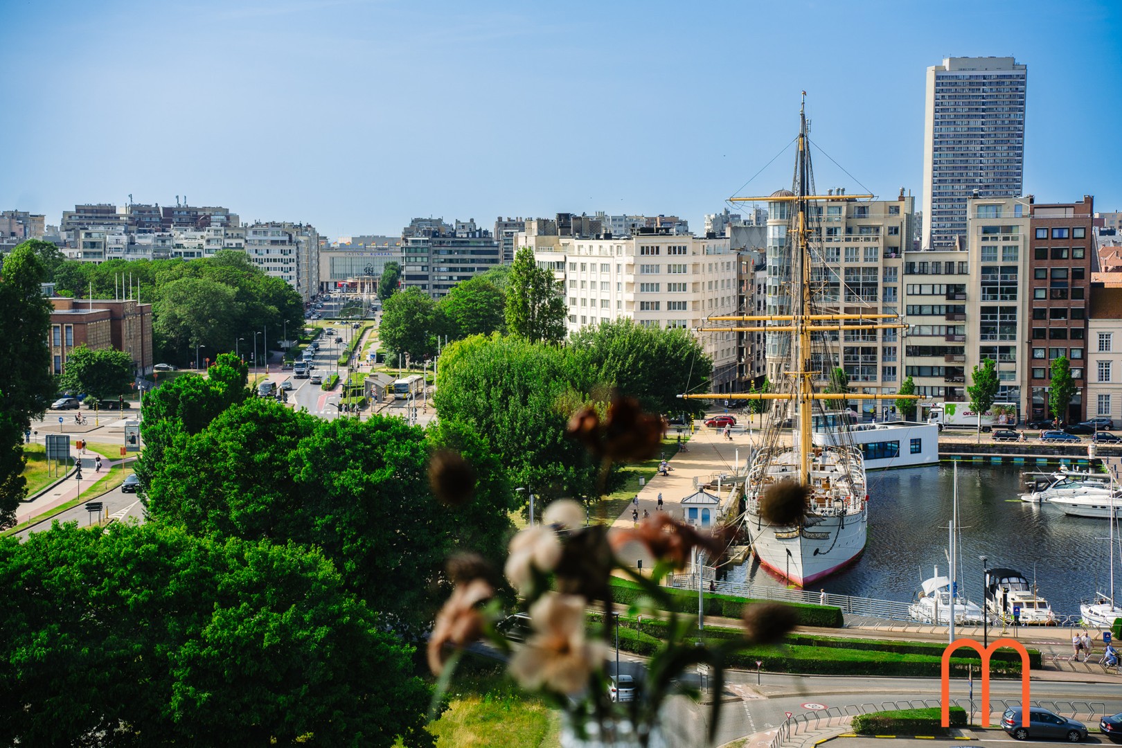 Spacious apartment for sale in Ostend with panoramic sea view - photo 1