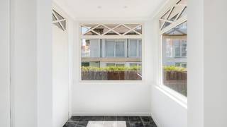 <p><span>Exclusief gerenoveerde villa op een absolute toplocatie in de Jozef Nellenslaan te Knokke.</span></p>
<p><span>Deze stijlvolle villa werd volledig gerenoveerd met oog voor detail en hoogwaardige materialen. Ze combineert luxe, comfort en een uitzonderlijke ligging.</span></p>
<p><span>Indeling: ruime inkomhal met vestiaire en gastentoilet. De lichtrijke leefruimte met grote raampartijen sluit aan op de volledig uitgeruste open keuken en biedt directe toegang tot het zonnige, zuidgerichte terras en de aangelegde tuin. Op het gelijkvloers bevindt zich eveneens een polyvalente kamer, ideaal als slaapkamer of bureau.</span></p>
<p><span>Op de eerste verdieping bevindt zich de royale master suite met ingemaakte kasten en toegang tot een zonnig terras. De ensuite badkamer beschikt over een ligbad, inloopdouche, dubbele lavabo en sauna. Verder is er een tweede ruime slaapkamer met ingemaakte kasten en een eigen douchekamer.</span></p>
<p><span>De tweede verdieping omvat nog twee volwaardige slaapkamers en een extra douchekamer.</span></p>
<p><span>In de kelderverdieping bevinden zich de garage en een bijkomende slaapkamer met eigen douchekamer, ideaal als gastenverblijf of au-pairkamer.</span></p>
<p><span>Voor de woning zijn bovendien drie privatieve parkeerplaatsen voorzien.</span></p>