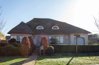 Ontdek deze ruime en instapklare villa die comfort, licht en ruimte perfect combineert.Bij het binnenkomen word je verwelkomd in een inkomhal met...