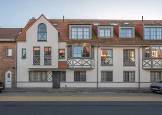 Recent en ruim appartement gelegen op de Knokkestraat te Knokke-Heist. Praktisch en lichtrijk appartement op wandelafstand van het strand en op fietsafstand van de winkels van zowel Knokke als Heist.<br /><br />Indeling<br />Via de inkomhal met gastentoilet en vestiaire komt u in de zonnige leefruimte. Hier geniet u van een gezellige woonkamer met televisiehoek en rechtstreekse toegang tot het zuidgericht terras – een absolute troef. Aansluitend bevindt zich de volledig ingerichte leefkeuken met eethoek.<br /><br />Vooraan bevinden zich twee volwaardige slaapkamers, beide voorzien van ingemaakte kasten. De ruime badkamer is uitgerust met ligbad, dubbele lavabo en toilet. Daarnaast is er een praktische berging met aansluitingen voor wasmachine en droogkast.<br /><br />Energiezuinig appartement voorzien van inbouwkasten en een conforme elektrische installatie en een groot zonneterras. Leuke locatie dicht bij het strand. Interessant voor vaste bewoning, tweede verblijf of als investering voor verhuur.<br /><br />Gemeenschappelijke fietsenberging aanwezig in het gebouw.<br /><br />Bezoeken of meer informatie?<br />Contacteer Willem Cauwels op tel. 050/89.27.70.