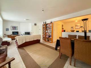 Verzorgd appartement <strong>MET CARPORT, TWEE SLAAPKAMERS EN AANGENAAM TERRAS</strong>, gelegen in het <strong>HART VAN ZOTTEGEM</strong> op wandelafstand van station, scholen en winkels. Deze eigendom bevindt zich in goede staat en geniet van een <strong>GUNSTIG EPC-LABEL C</strong>, wat bijdraagt aan het wooncomfort én <strong>ENERGIE-EFFICIËNTIE</strong>. Dankzij de <strong>INBEGREPEN CARPORT</strong> is parkeren geen zorg, wat in een <strong>CENTRUMLOCATIE</strong> een <strong>ABSOLUTE MEERWAARDE</strong> is. Het appartement is <strong>MOMENTEEL VERHUURD</strong>, waardoor het een interessante opportuniteit vormt voor investeerders op zoek naar een <strong>DIRECTE EN STABIELE OPBRENGST</strong>. Met zijn <strong>STRATEGISCHE LIGGING EN VERZORGDE STAAT</strong> is dit appartement een aantrekkelijke keuze.<br /><br />Adres: Van Aelbrouckstraat 44 te Zottegem<br /><br />Geen renovatieplicht.