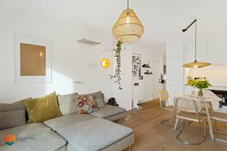 Op een uitstekende locatie te Edegem bevindt zich dit recent gerenoveerde (2023) gelijkvloers appartement met 2 slaapkamers, tuin en terras. U bevindt zich hier op een rustige, centrale locatie, doch op wandelafstand van winkels, scholen, eet-en drankgelegenheden en het openbaar vervoer.<br /><br />We betreden het appartement via de inkomhal met apart gastentoilet. De lichtrijke leefruimte werd voorzien van een parketvloer en kunt u inrichten met een gezellige zithoek en een aparte eetplaats. Via de leefruimte heeft u toegang tot de goed georiënteerde tuin met terras waarin u kan genieten van het mooie weer. De open keuken is mooi geïntegreerd in het geheel en voorzien van kwalitatieve toestellen. De nachthal geeft ons verder toegang tot een berging, 2 slaapkamers voorzien van ingemaakte kasten en de badkamer, uitgerust met een lavabo en een inloopdouche. Tot slot beschikt u ook achteraan over een ruim terras en is het appartement voorzien van een kelderberging. Indien gewenst kan er een garage, gelegen achteraan het appartement, gehuurd worden. De gemeenschappelijke kosten bedragen €75 per maand.<br /><br />Dit is een uitstekende opportuniteit als u op zoek bent naar een instapklaar appartement met 2 slaapkamers en tuin op een uitstekende locatie in Edegem. Contacteer ons voor meer informatie op +32 479/47.09.61 of neem een kijkje op www.boonstravastgoed.be .<br /><br />Bijzonderheden:<br />- 2 slaapkamers<br />- Aangename tuin<br />- Gelijkvloers appartement