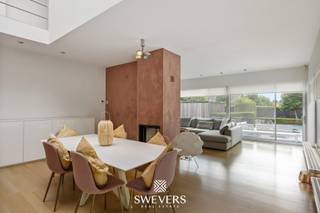 Voor meer info en foto’s, surf naar www.swevers.be – Vrijstaand wonen met 258 m² bewoonbare oppervlakte, een zuidgerichte tuin en volop ruimte voor ontspanning. Deze instapklare open bebouwing aan de Heesstraat 67/A in Bilzen-Hoeselt werd gebouwd in 2002 en doorheen de jaren zorgvuldig vernieuwd. Op het gelijkvloers vindt u een ruime, in 2020 gerenoveerde keuken met eetkamer van 52,36 m², een aparte living van 19,60 m², bureau, berging en toilet. Parket en airconditioning verhogen het wooncomfort. De eerste verdieping telt drie ruime slaapkamers van 21,63 m², 14,78 m² en 14,58 m². De master bedroom werd in 2023 vernieuwd en beschikt over airconditioning en een dressing. Twee slaapkamers zijn uitgerust met maatkasten. Met twee badkamers en drie toiletten is de woning bovendien praktisch ingericht voor een gezin. Extra troeven zijn de inpandige garage van 28,86 m² met elektrische poort, zonnepanelen en een bijzonder ruime kelder van 105,09 m². Verwarming gebeurt op stookolie via radiatoren en vloerverwarming. Buiten wacht een volledig omheind perceel van 7a 70ca met een mooi aangelegde, zuidgerichte tuin. Het zwembad, de jacuzzi en het vernieuwde poolhouse van 20 m² met plafondverwarming en tv-aansluiting zorgen voor extra ontspanning en privacy. Ook de ligging is praktisch, met een bushalte op 100 meter, scholen op 300 meter en kinderopvang op 500 meter. Maastricht en Alden Biesen liggen op circa 8 km. Voor meer informatie, bel 012 699 900. Bron bewoonbare oppervlakte: EPC – verslag.
