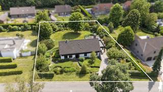<p><strong>Deze ruime en zeer goed onderhouden villa is ideaal gelegen op een zuidgeoriënteerd perceel van ca. 1.705 m², in een rustige, groene en kindvriendelijke villawijk te Retie. De woning biedt verrassend veel ruimte en beschikt onder andere over 6 slaapkamers, 2 badkamers, een lichtrijke leefruimte en heel wat praktische bergruimte. Ook buiten is het aangenaam vertoeven dankzij de zuidgerichte tuin, het terras en de gezellige tuinkamer met open haard. De ligging vormt een bijkomende troef: bossen en talrijke fiets- en wandelroutes bevinden zich in de onmiddellijke omgeving, terwijl Retie, Postel, Dessel en Nederland op korte afstand gelegen zijn.<br /><br /></strong><span>Gelijkvloerse verdieping</span>: <span>Via de inkomhal betreedt u de woning. Rechts bevinden zich een vestiaire en een apart gastentoilet. Links geeft een deur toegang tot de ruime en lichtrijke woonkamer, die dankzij de grote raampartijen geniet van veel natuurlijk daglicht en een mooi zicht op de tuin. De leefruimte is opgedeeld in een gezellige zithoek met open haard en een eetkamer.<br /><br /></span><span>Aansluitend bevindt zich de keuken, uitgerust met een oven, elektrisch kookvuur en veel kastruimte. Naast de keuken ligt een praktische bijkeuken met ingemaakte kasten, aansluitingen voor wasapparatuur en vaatwasser en een achterdeur die rechtstreeks toegang geeft tot de tuin.<br /><br /></span><span>Via de nachthal bereikt u een eerste badkamer met douche, wastafel en toilet, een dressing en drie slaapkamers, waarvan één momenteel ingericht is als bureau en voorzien is van ingemaakte kasten. Ook één van de andere slaapkamers beschikt over ingemaakte kasten en een wastafel.<br /><br /><span>Verdieping:</span> Vanuit de inkomhal leidt de trap naar de verdieping. Hier bevinden zich nog eens drie ruime slaapkamers, waarvan twee voorzien zijn van ingemaakte kasten en een wastafel. Daarnaast is er een tweede badkamer met ligbad en douche en een apart toilet. De nachthal beschikt eveneens over praktische ingemaakte kasten. Een bijkomende troef is de bijzonder ruime opbergmogelijkheid: de schuine wanden over nagenoeg de volledige verdieping werden ingericht als bergruimte.<br /><br /><span>Buitengebeuren:</span> De woning beschikt over een aangename, zuidgerichte tuin met terras. Aansluitend aan de woning bevindt zich een gezellige tuinkamer / overdekt terras met open haard, waardoor u ook tijdens koelere momenten optimaal van de tuin kunt genieten. De tuin is achteraan volledig omheind en biedt veel rust en privacy.<br /><br />Naast de tuinkamer bevindt zich nog een praktische berging met spoelbak en technische ruimte. Aan de woning is tevens een overdekte carport voorzien, met in het verlengde een royale fietsenberging/werkplaats die heel wat extra praktische ruimte biedt. Vooraan beschikt de woning over een oprit met ruime parkeergelegenheid.<br /><br /><span>Bijzonderheden:</span> <br />- B</span>ouwjaar: 1988<br />- Centrale verwarming op aardgas via radiatoren<br />- Veluxramen voorzien van rolluiken<br />- Houten schrijnwerk<br />- Vliegenramen<br />- Kruipruimte onder de volledige woning<br />- Veel ingemaakte kasten en bergruimte<br />- Overdekte carport<br />- Rustige en kindvriendelijke villawijk<br />- Groene ligging nabij bossen en diverse fiets- en wandelroutes</p>