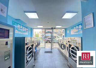 Op een uitstekende locatie, vlakbij het metrostation Pétillon en op slechts enkele minuten van Rond-Point-Montgomery, biedt Rh Property u...