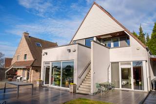 Uniek vastgoed met woonst en erkend vakantiecomplex (4★) in het hart van de Vlaamse Ardennen. Volledige infobrochure via deze link : https://tinyurl.com/ytrmvmch
In de rustige Koppenhollestraat te Geraardsbergen bevindt zich deze uitzonderlijke eigendom, beter bekend als “Hakuna Matata”. Het domein combineert enerzijds een volledig vernieuwde FAMILIEVILLA (2020) waar je geniet van een warme en comfortabele woonomgeving met zicht op het omliggende groen en anderzijds een VAKANTIECOMPLEX met luxe-allure (2009) bestaande uit 3 hoogwaardige vakantiewoningen met elk een eigen badkamer en professioneel uitgeruste gemeenschappelijke keuken. Faciliteiten : verwarmd buitenzwembad, relaxerende tuin met speelpleintje, trampoline, hottub, sauna, petanque, Oklahoma BBQ,... officieel erkend met 4 sterren en nog steeds te boeken onder meer via booking.com. De eigendom biedt een zeldzame combinatie van privé wonen en toeristische exploitatie, ideaal voor wie wonen en ondernemen wil combineren of op zoek is naar een interessante investering in de sterk groeiende toeristische regio van de Vlaamse Ardennen.  Dankzij de uitstekende reputatie, sterke online aanwezigheid en de aantrekkelijke ligging in een populaire fiets- en wandelregio beschikt het domein over een bewezen verhuurpotentieel.
Het geheel is rustig gelegen maar toch vlot bereikbaar, op korte afstand van het centrum van Geraardsbergen, de Muur van Geraardsbergen, Paira Daiza en tal van recreatieve routes.
Optimaal qua energie met een EPC level A, hoog in comfort met de warmtepompen,  thuisbatterijen (privé : 10kWh en vakantiewoning : 21,5kWh)) en de zonnepanelen (17,35kWp) gestuurd door het slimme EMS-systeem. 🎥 Vraag een begeleid bezoek aan met vastgoedmakelaar Cedric via tel naar zijn TEAM op 054 41 25 00