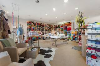 Op een vlot bereikbare locatie in het hart van Schilde bevindt zich dit veelzijdige commerciële gelijkvloers. Het pand is momenteel verhuurd en succesvol uitgebaat als speciaalzaak (wolwinkel), wat het een interessante opportuniteit maakt voor investeerders of voor wie een toekomstbestendige commerciële ruimte zoekt.<br /><br />Aan de voorzijde valt het pand direct op dankzij de grote vitrineraam die zorgt voor maximale visibiliteit en veel natuurlijke lichtinval. De open winkelruimte presenteert zich uiterst overzichtelijk en is voorzien van inbouwspots.<br /><br />Achter het winkelgedeelte bevindt zich een bijzonder ruime, praktisch ingerichte stockage- en magazijnruimte. Deze ruimte biedt tal van mogelijkheden voor voorraadbeheer, logistiek of extra werkplekken.<br /><br />Het pand beschikt daarnaast over alle nodige ondersteunende voorzieningen:<br /><br />- Kitchenette: Een functionele en compacte keukenzone met dubbele spoelbak, opbergkasten en ruimte voor een koelkast.<br />- Sanitair: Twee aparte toiletten met een verzorgde wastafelruimte.<br />- Toegankelijkheid: Overdekte inkompartij en een brede glazen toegangsdeur.<br /><br />Interesse in commerciële vastgoed in Schilde?<br /><br />Neem contact met ons op via info@goose.be of bel 03 369 36 38 voor meer informatie of om een afspraak in te plannen.