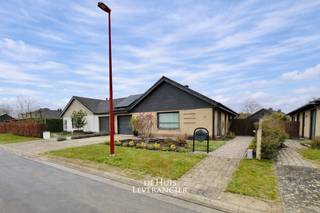 <br /><span><span><span><span><span><span><span><span><span><span>In een aangename en residentiële straat te Lint bevindt zich deze verzorgde halfopen bungalowwoning, die comfort en praktische indeling perfect combineert.</span></span></span></span></span></span></span></span></span></span><br /><br /><span><span><span><span><span><span><span><span><span><span>De woning verkeert in uitstekende staat en werd doorheen de jaren degelijk onderhouden en opgefrist. Zo werden zowel de keuken als de badkamer reeds vernieuwd, waardoor u hier zonder zorgen kan intrekken.</span></span></span></span></span></span></span></span></span></span><br /><br /><span><span><span><span><span><span><span><span><span><span>Binnenin geniet u van een lichtrijke leefruimte, een functionele keuken en drie volwaardige slaapkamers, ideaal voor gezinnen, koppels die extra ruimte wensen of wie graag een bureau of hobbykamer voorziet.</span></span></span></span></span></span></span></span></span></span><br /><br /><span><span><span><span><span><span><span><span><span><span>Buiten wacht een leuke tuin waar u in alle rust kan ontspannen, tuinieren of gezellig samenkomen met vrienden en familie. Verder beschikt de woning over een garage, wat steeds een grote troef is op vlak van comfort en opslagruimte.</span></span></span></span></span></span></span></span></span></span><br /><br /><span><span><span><span><span><span><span><span><span><span>Daarnaast dragen de aanwezige zonnepanelen bij tot een lagere energiefactuur en een duurzamer wooncomfort.</span></span></span></span></span></span></span></span></span></span><br /><br /><span><span><span><span><span><span><span><span><span><span>Bent u op zoek naar een verzorgde bungalow op een rustige ligging, met alle praktische troeven en zonder renovatiezorgen? Dan is deze woning zeker uw bezoek waard.</span></span></span></span></span></span></span></span></span></span><br /><br /><br />EPC :  189 kWh/m<sup>2</sup> (Label B)<br />Stedenbouwkundige inlichtingen in aanvraag<br />Waterinfo : P-Score = C, G-Score = A<br /><br />Dit is niet wat je zoekt ? Al gehoord van AANKOOPBEGELEIDING ?   Wij zoeken, bezoeken en onderhandelen mee met jou voor eigendommen die worden aangeboden door particulieren, andere makelaars of eigendommen die zelfs (nog) niet te koop staan?<br />Vraag meer informatie over aankoopbegeleiding via welkom@dehuisleverancier.be of 0489/069.000<br /><br />de Huisleverancier : Persoonlijk, voor iedereen Service, Kwaliteit en Vertrouwen !