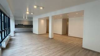 <p><span><br />APPARTMENT ON THE</span><span><sup>1st</sup></span><span> VERDIEPING : Très lumineux et spacieux, appartement de 170m² tout juste rénové dans le quartier calme de Tabakvest, à proximité de la nouvelle place de l'Opéra et à deux pas du quartier commerçant branché Hopland et de Stadsfeestzaal, Meir, Stadsschouwburg, la gare centrale. Tram et métro à proximité. Séjour de 50m² avec de grandes fenêtres pour beaucoup de lumière. Le salon donne sur une série de quatorze maisons bourgeoises de style néoclassique (vers 1830 et 1859) Cuisine ouverte, entièrement équipée avec plaque à induction, lave-vaisselle, micro-ondes, four, réfrigérateur, congélateur. Buanderie & salle de stockage. Toilettes pour invités. Chambre 1 (25m²) avec salle de bain attenante entièrement rénovée avec toilettes suspendues, 2 lavabos, baignoire et grande douche à l'italienne. Chambre 2 (20m²) avec salle de bain attenante entièrement rénovée avec toilettes suspendues, lavabo et grande douche à l'italienne.</span></p><p><span>INCLUS DANS LES CHARGES DE SERVICE : Provision pour entretien et consommation de pièces détachées </span></p><p><span>INCLUS AUSSI la consommation d'eau dans l'appartement (190,00). </span></p><p><span>Les raccordements électriques, gazeux et numériques sont à prendre individuellement. Chauffage avec chaudière à gaz à condensation.</span></p><p><span>OPTIONS SUPPLÉMENTAIRES : place de garage dans le garage intérieur / porte de garage télécommandée</span></p><p><span> </span></p><p><span>APPARTEMENT AU 1ER ÉTAGE : Appartement très lumineux et spacieux, récemment rénové, de 170m², situé dans le quartier calme de Tabakvest, à proximité de la nouvelle Operaplein et à un jet de pierre'du quartier commerçant branché de Hopland et de Stadsfeestzaal, Meir, Stadsschouwburg, de la gare centrale. Tram et métro à proximité. Salon de 50m² avec de grandes fenêtres pour une lumière abondante. Le salon donne sur une série de quatorze maisons de ville de style néoclassique (vers 1830 et 1859). Cuisine ouverte, entièrement équipée avec plaque à induction, lave-vaisselle, micro-ondes, four, réfrigérateur, congélateur. Buanderie & salle de stockage. Toilettes invités. Couloir arrière avec 2 chambres : Chambre 1 (25m²) avec salle de bain attenante entièrement rénovée avec toilettes murales, 2 lavabos, baignoire et grande douche à l'italienne. Chambre 2 (20m²) avec salle de bain attenante entièrement rénovée avec toilettes murales, lavabo et grande douche à l'italienne.</span></p><p><span>INCLUS DANS LES FRAIS DE SERVICE : Provision pour l'entretien et la consommation des parties communes </span></p><p><span>COMPREND AUSSI la consommation d'eau dans l'appartement (190,00). Les raccordements électriques, gazeux et numériques sont à prendre individuellement. </span></p><p><span>Chauffage avec chaudière à gaz à condensation. </span></p><p><span>OPTIONS SUPPLÉMENTAIRES : place de parking dans le garage intérieur / porte de garage télécommandée.</span></p><p><span> </span></p><p><span>Location de l'appartement : 1920/md</span></p><p><span>Charges mensuelles : 190/md</span></p><p><span>Location d'une place de parking dans le garage intérieur / location d'une place de parking dans la maison : 160/md</span></p><p><span> </span></p><p><span> </span></p><p><span> </span></p><p><span>Intéressé(e) ? Veuillez</span><span>remplir le formulaire</span><span>au bas de l'annonce à <span>https://www.sinjoor.be</span></span><span> , puis vous serez contacté(e) pour une visite. Intéressé(e) ? Veuillez remplir le formulaire en bas de page sur </span><span> https://www.sinjoor.be, vous serez contacté pour une visite</span><span>.</span></p>