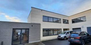 Ben je op zoek naar de plek om je bedrijf groot te maken? Ben je de files beu? Een plek in de buurt van Brussel en Gent? Dan heeft Delestré Immobiliën de idéale oplossing voor u.<br />Erg ruime kantoren of polyvalente ruimtes te huur + magazijn unit gelegen vlakbij het Station van Aalst en op een boogscheut van het centrum en alle invalswegen. ONMIDDELLIJK BESCHIKBAAR.<br />De maandelijkse huurprijs bedraagt 2.500 euro voor de kantoren van 280 m² samen met een opslagruimte van ongeveer 134 m².<br /><br />Onroerende voorheffing ten laste van de huurder.<br /><br />Benieuwd naar dit bedrijfsvastgoed te huur regio Aalst?<br />Contacteer info@immodelestre.be of 054 33 62 52.<br />www.immodelestre.be<br /><br />