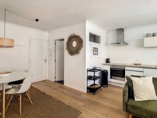 Cosy GEMEUBELD duplex-appartement met heerlijk dakterras in een karaktervol gebouw, gelegen op een steenworp afstand van de Grote Markt en de Groenplaats.<br /><br /><strong>Indeling: </strong>ruime living op parket, volledig ingerichte open keuken op parket, badkamer in keramisch leisteen met ligbad; lavabo; toilet en handdoekdroger.<br />Verdieping: ruime slaapkamer op parket, toegang tot dakterras met zicht op de kathedraal en de Boerentoren.<br /><br /><strong>Bijzonderheden:</strong>
<ul>
<li>Parlofoon.</li>
<li>Prachtig dakterras, uitgerust met loungeset.</li>
<li>Kosten €250,-/mnd. ALL-IN (gas, water, electriciteit, tv, internet en verzekering)</li>
</ul>
<br />