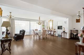 Riant, instapklaar 3-slaapkamer appartement met twee terrassen op de begeerde FruithoflaanOMGEVINGDit gezellig appartement bevindt zich op de vierde...