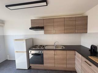 Dit ongemeubeld appartement bestaat uit: inkom met veel ingemaakte kasten, lichtrijke woonkamer, keuken, 2 slaapkamers, toilet, badkamer met ligbad, berging met mogelijkheid aansluiting wasmachine én afgesloten, overdekte autostaanplaats in residentie.<br />Lift in het gebouw + fietsenberging.<br />Onmiddellijk vrij.<br />Privatieve tellers voor water, verwarming (gas) en elektriciteit.<br /><br />Maandelijkse huurprijs: 720 EUR + 60 EUR algemene kosten = 780 EUR/MND.