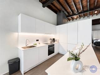 <p><span>Informatie appartement </span></p><p><span>Op zoek naar je eerste eigen plek in de stad? Dit charmante appartement in de Sint-Andriesbuurt is ideaal voor jonge starters die houden van karakter, comfort en een bruisende ligging. De lichtrijke leef- en eetruimte valt meteen op door de indrukwekkende plafondhoogte van ca. 3,6 meter en de warme donkerhouten plafonds. De open keuken sluit mooi aan op de leefruimte en is volledig ingericht met kookplaat, dampkap, koelkast, vriezer en oven. Achteraan bevindt zich een ruime slaapkamer van ca. 12,5 m², rustig gelegen en praktisch in te richten. Verder beschikt het appartement over een apart toilet en een ruime badkamer met regendouche, lavabomeubel, spiegel en aansluitingen voor wasmachine en droogkast. Ook technisch zit het goed: EPC-label B, conforme elektriciteit, dubbel HR-glas, centrale verwarming op aardgas en een asbestveilig attest. De nutsvoorzieningen zijn via aparte meters en de algemene kosten worden geschat op ca. 50 per maand. De ligging is een absolute troef: tussen het Historisch Centrum en t Zuid, met winkels, horeca, scholen en openbaar vervoer op wandelafstand. Hier geniet je volop van het Antwerpse stadsleven, met alles binnen handbereik. Het appartement ligt in een verzorgd gebouw met videofoon en is momenteel verhuurd, waardoor het ook interessant is als investering. Een stijlvolle stadsstek met karakter, comfort en toplocatie perfect als eerste aankoop of slimme investering.</span></p><p><span> </span></p><p><span>Indeling </span></p><ul><li><span>Lichtrijke leef- en eetruimte met karaktervolle donkerhouten plafonds en een indrukwekkende plafondhoogte van ca. 3,6m</span></li><li><span>Volledig ingerichte open keuken, uitgerust met kookplaat, dampkap, koelkast, vriezer en oven</span></li><li><span>Apart toilet met handenwasser in de gang</span></li><li><span>Ruime badkamer met regendouche, lavabomeubel en spiegel</span></li><li><span>Achteraan bevindt zich een zeer ruime slaapkamer van ca. 12,5 m²</span></li></ul><p><span> </span></p><p><span>Extra's</span></p><ul><li><span>Aansluiting voor wasmachine en droogkast voorzien in de badkamer</span></li><li><span>Gemeenschappelijke delen in verzorgde algemene staat.</span></li><li><span>Houten buitenschrijnwerk voorzien van dubbel HR-glas.</span></li></ul><ul><li><span>Aandeel basisakte t.l.v. de koper: ca. 850 EUR</span></li></ul><p><span> </span></p><p><span>Algemene informatie</span></p><ul><li><span>Algemene kosten: nog niet vastgesteld (geschat op ca. 50 EUR/maand)</span></li><li><span>Nutsvoorzieningen: aparte meters voor water, elektriciteit en aardgas</span></li><li><span>Verwarming: centrale verwarming op aardgas</span></li></ul><p><span> </span></p><ul><li><span>Elektrische keuring: conform</span></li><li><span>EPC: label B</span></li><li><span>Asbestattest: asbestveilig</span></li></ul><p><span> </span></p><p><span>Gebruik</span></p><ul><li><span>Het appartement is op heden verhuurd.</span></li></ul><p><span> </span></p><p><span>Gebouw</span></p><ul><li><span>Het kwalitatief en goed onderhouden appartementsgebouw bestaat uit een kelder, gelijkvloers en 4 verdiepingen met 3 appartementen</span></li></ul><ul><li><span>Dak in goede staat </span></li></ul><ul><li><span>Geen lift aanwezig</span></li><li><span>Videofoon aanwezig</span></li></ul><p><span> </span></p><p><span>Ligging </span></p><ul><li><span>Toplocatie in hartje Antwerpen, op de as tussen het Historisch Centrum en de wijk ’t Zuid</span></li><li><span>Scholen, winkels, horeca en openbaar vervoer bevinden zich op wandelafstand</span></li><li><span>Ideaal voor wie houdt van stadsleven, met alles binnen handbereik</span></li><li><span>Vlotte verbinding naar de Ring van Antwerpen</span></li></ul><p><span> </span></p><p><span>De informatie in deze prospect is ten informatieve titel: De kandidaat-koper moet zijn eigen zaak maken van het verkrijgen, controleren en interpreteren van deze informatie.</span></p><p><span> </span></p>