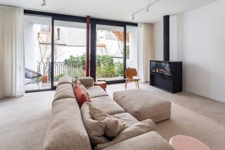 LocatieGelegen middenin het iconische Zurenborg ligt dit luxueuze herenhuis. De Draakstraat ligt vlakbij de Dageraadplaats. Je kan dus het hele jaar...