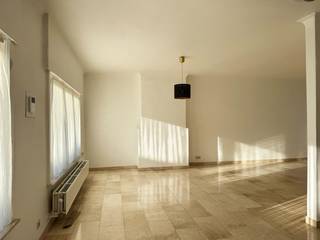 Bezoek op afspraak, bel 09 279 11 22 of info@centeroffice.be<br /><br />Het appartement is meer dan vijftig jaar eigendom van dezelfde eigenaar en werd steeds perfect onderhouden. De residentie is volledig opgesplitst en vergund (zie bijlage):<br />Het appartement op de tweede verdieping heeft een grootte van +- 106 m2 (EPC: 317) met aansluitend plat dak.  1 slaapkamer. Doordat het gebouw slechts uit 3 appartementen bestaat is er geen syndicus aanwezig in het gebouw.<br /><br />Het gebouw is voorzien van 12 cm PUR-platen in de platte daken en 18 cm minerale wol (MW) in de hellende daken. De ramen zijn uitgerust met dubbel glas, en de achtergevel is geïsoleerd. De appartement wordt verwarmd met individuele condenserende gasketel.<br /> 