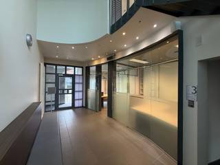 Op zoek naar een strategisch gelegen pand met tal van mogelijkheden? Dit commercieel gebouw, gelegen op de markt van Moorslede, biedt een...