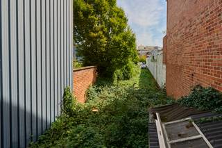 Centraal gelegen grond tussen de Kleine en de Grote Ring van Hasselt. Het betreft een perceel van 03a07ca met tal van mogelijkheden. De...