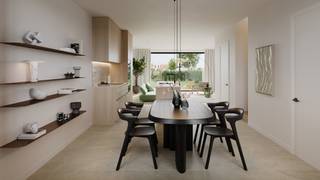 In het hart van de polders, op fietsafstand van de kust, bouwen we het nieuwe woonproject ’t Cleygoed. Hier woon je in een unieke, groene omgeving waar rust, veiligheid en ruimte centraal staan. Een verkeersluwe parkomgeving maakt van ’t Cleygoed de ideale plek om veilig te leven en op te groeien. Tegelijk ben je slechts een steenworp verwijderd van Oostende en Middelkerke, waardoor stad en natuur moeiteloos samenkomen.
Het project omvat 115 duurzame woningen, zorgvuldig ingepast in een aangelegde parktuin. De woningen worden gebouwd met oog voor kwaliteit en afwerking, waarbij kopers inspraak hebben in de materiaalkeuze. De woning op lot 96 beschikt over: een inkomhal, een toilet, een ruime woon- en eetkamer, een open keuken, 4 slaapkamers, 2 badkamers, veel bergruimte en een parkeerplaats.
’t Cleygoed is ontworpen met duurzaamheid in gedachten. Alle woningen zijn voorzien van een warmtepomp in combinatie met vloerverwarming en zonnepanelen, wat resulteert in een E-peil van 10. Dit betekent niet alleen een comfortabele en milieuvriendelijke woning, maar ook een lage energiefactuur.
De eerste fase van het project omvat 21 woningen en is nu te koop. Wil je meer weten over de mogelijkheden? Neem contact met ons voor meer info of een vrijblijvende afspraak.