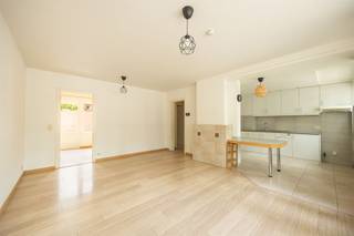 <p><span>Appartement clé en main au rez-de-chaussée avec cour ensoleillée dans un emplacement de choix à Borgerhout</span></p><p><span> </span></p><p><span>Vous cherchez un appartement prêt à l'emploi avec beaucoup de lumière, un espace extérieur agréable et une situation centrale ? C'est l'endroit qu'il vous faut. Cet appartement bien entretenu situé au rez-de-chaussée combine un espace de vie spacieux avec une cuisine ouverte, une chambre confortable et une cour ensoleillée. De plus, vous vivez à proximité du Te Boelaer Park, des magasins, des écoles et des transports en commun.</span></p><p><span> </span></p><p><span>Lumineux & pratique</span></p><p><span>Vous entrez dans le hall d'entrée, où se trouve un placard encastré pratique avec la plomberie pour une machine à laver. Depuis le hall, vous avez accès à la salle de bains et à l'espace de vie.</span></p><p><span>Avec la cuisine ouverte, le séjour forme un environnement agréable et lumineux. Grâce à la grande fenêtre côté rue, la pièce est baignée de lumière naturelle. Le sol facile d'entretien crée une atmosphère chaleureuse. La cuisine ouverte est bien reliée à l'espace de vie et dispose d'un évier, d'une hotte aspirante, d'un raccordement pour une cuisinière à gaz et de nombreuses prises de courant. Une table de petit-déjeuner compacte ou un plan de travail supplémentaire rend l'espace encore plus pratique.</span></p><p><span> </span></p><p><span>Chambre à coucher avec accès à l'espace extérieur</span></p><p><span>Au fond se trouve la chambre à coucher spacieuse, située au calme et dotée d'un accès direct à l'agréable cour intérieure. Cet espace extérieur est orienté au sud-est, ce qui permet de profiter du soleil dès le début de la journée. C'est l'endroit idéal pour prendre le petit-déjeuner à l'extérieur, pour disposer de la verdure dans des pots ou pour s'asseoir confortablement. La chambre à coucher offre suffisamment d'espace pour un lit double et des armoires.</span></p><p><span>À côté de la chambre se trouve la salle de bains, équipée d'une douche, de toilettes et d'un lavabo. Grâce à la fenêtre, vous bénéficiez d'une ventilation naturelle et de la lumière du jour.</span></p><p><span> </span></p><p><span> </span></p><p><span>Un logement central à proximité du parc et de la gare</span></p><p><span>Cet appartement est particulièrement bien situé à Borgerhout. Il se trouve à proximité du parc Te Boelaer et du parc Boekenberg, idéal pour une promenade, une séance de course à pied ou un après-midi de détente dans la verdure. Pour vos achats quotidiens, Delhaize et Aldi se trouvent à une courte distance. Les écoles, les transports en commun et la gare de Berchem sont également à proximité immédiate. De plus, avec le Ring et les principales voies d'accès à proximité, vous êtes rapidement sur la route d'Anvers ou d'ailleurs.</span></p><p><span> </span></p>