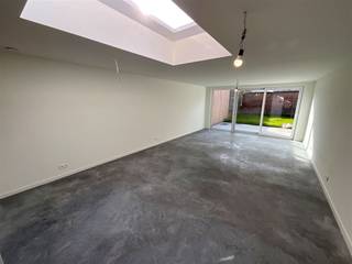 Deze prachtige woning, gelegen in het historische Ieper, biedt een zeldzame kans voor iedereen die op zoek is naar een stijlvolle en comfortabele leefruimte. Met een bewoonbare oppervlakte van 148 m², beschikt deze woning over vier ruime slaapkamers, ideaal voor een gezin of voor het creëren van een thuiskantoor.Bij binnenkomst in de woning wordt u verwelkomd door een opvallend moderne en lichte woonkamer, dankzij de grote raampartijen en de zorgvuldig gekozen afwerking. De open keuken is uitgerust met moderne toestellen en biedt een stijlvolle ruimte.De badkamer is elegant ontworpen met een ruime inloopdouche en een dubbele wastafel. De buitenruimte biedt een charmant terras waar u kunt genieten van de buitenlucht in een intieme setting. Aanvullend biedt de woning een ruime garage, wat extra bergruimte of een veilige plek voor uw voertuig garandeert. Deze woning combineert charme, comfort en efficiëntie en is perfect gelegen dicht bij alle voorzieningen die Ieper te bieden heeft. De woning is voorzien van vloerverwarming op het gelijkvloers en CV radiatoren in de slaapkamers, ventilatie is voorzien naar de meest recente normen. Mis deze unieke gelegenheid niet om uw droomhuis te verwerven in het mooie Ieper.