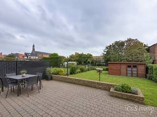 Deze energiezuinige, lichtrijke halfopen bebouwing ligt in een rustige, doodlopende straat, op wandelafstand van het centrum van Zandvliet. Met haar vernieuwde keuken en badkamer, ruime slaapkamers en aangename tuin biedt deze instapklare woning alle comfort voor het hele gezin.<br />De inkomhal met gastentoilet en handenwasser leidt naar de ruime woon- en eetkamer van circa 40 m². Aansluitend bevindt zich de vernieuwde open keuken met keukeneiland, volledig uitgerust met een inductiekookplaat, dampkap, vaatwasser, oven, microgolfoven en koelkast met aparte diepvriezer. Vanuit zowel de keuken als de woonkamer geven schuiframen rechtstreeks toegang tot het terras en de tuin.<br />Op de eerste verdieping bevinden zich drie slaapkamers (ca. 15, 12 en 12 m²), afgewerkt met een laminaatvloer. De recent vernieuwde badkamer beschikt over een inloopdouche, een dubbel badkamermeubel en een toilet. Via een vaste trap bereikt u de tweede verdieping, waar een royale masterbedroom van circa 35 m² is ingericht. Deze ruimte kan eenvoudig worden opgesplitst in twee slaapkamers.<br />De ruime garage is voorzien van een automatische poort, een wasmachineaansluiting en een thuisbatterij voor de opslag van de energie van de zes zonnepanelen. Verder beschikt de woning over airconditioning in de woonkamer, rolluiken in de slaapkamers en een conforme elektrische installatie.<br />Buiten geniet u van een gezellige tuin met een riant terras.