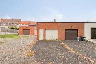 House for sale in Meenseweg 147 in Ypres with 4 bedrooms, garden and garage with exit. This house to be refreshed or renovated offers...