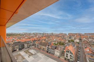 In Knokke-Heist verrijst een nieuwe landmark, naar een ontwerp van het internationaal gerenommeerd architectenbureau Jakob + MacFarlane en uitgevoerd door B2Ai.<br /><br />Dit appartement is gelegen op de 9e verdieping en genietend van een open zicht.<br />Indeling:<br />Inkomhal met gastentoilet en vestiaire. Lichtrijke leefruimte en open keuken, terras van 19,40m2. Eerste volwaardige slaapkamer en aparte badkamer (douche + dubbele lavabo + toilet). Tweede volwaardige slaapkamer en ensuite douchekamer. Derde volwaardige slaapkamer. Berging met plaats voor wasmachine en droogkast.<br />Incl. gemeenschappelijke fietsenberging + mogelijkheid tot aankoop van een inpandige privatieve kelderberging, fietsbox en garage(staanplaatsen/boxen). Qua technieken is het gebouw voorzien van een moderne afwerking en tevens voorzien van een warmtepomp in combinatie van Geothermie.<br />Hoost zorgt voor een unieke beleving en een instant vakantiegevoel.