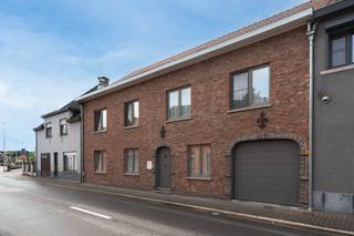 <br />Voor meer informatie, extra foto’s of om een bezoek in te plannen, contacteer Joeri 016 199 346 of joeri.vandeven@homixx.be.<br /><br />Zoekt u een gelijkvloers appartement dat volledig instapklaar is? Zoek dan niet verder!<br />Op het gelijkvloers van deze unit tref je een mooi afgewerkt en vernieuwd (2012) gelijkvloers appartement met twee slaapkamers en maar liefst 96m2 bewoonbare oppervlakte!<br /><br />Je kan binnenwandelen via de inkom, of gebruik maken van de elektrische garagepoort om te parkeren op de bijhorende staanplaats achteraan. Hier tref je ook het tuinhuis!<br />Binnen in het appartement is er veel lichtinval door de grote raampartijen richting het terras, en geniet je van een grote eet-leefruimte. Aansluitend heb je de volledig geïnstalleerde keuken met oven, koelkast, vitrokeramisch vuur én een dubbele spoelbak. Naast de keuken is nog een handige berging/wasplaats aanwezig met toegang naar het terras via de achterdeur.<br /><br />Via een aparte nachthal kom je bij de eerste volwaardige slaapkamer en daarna de master bedroom. Hiernaast heb je nog de badkamer met douche en lavabomeubel, en tot slot een handig apart gastentoilet.<br /><br />Het appartement is asbestvrij, de elektriciteit is conform én je hebt hier een gunstig EPC-C label! <br />Kortom, een zorgeloze keuze!