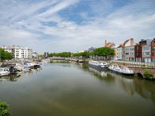 <strong>Spacious 2-Bedroom Apartment with Sunny Terrace in the Saint-Macharius District</strong><br /><br />This move-in ready apartment is located in the sought-after Saint-Macharius district, just a stone’s throw from Portus Ganda. The location combines the best of both worlds: a quiet residential area within walking distance of the historic city centre, and excellent accessibility thanks to the nearby Gent-Dampoort train station.<br /><br />The apartment is part of a small-scale residence with only three units, ensuring simple management and low communal costs. The building is in good condition, which is reflected in its favourable EPC rating of B (146 kWh/m²).<br /><br />With a usable floor area of 93 m² (excluding terrace), this apartment offers a well-thought-out layout. On the first floor, you will find an entrance hall leading to a spacious living room and a separate kitchen. In addition, there are two full-sized bedrooms, a bathroom with both bath and shower, and a practical storage room. The southwest-facing terrace provides a pleasant outdoor space to enjoy the sun.<br /><br /><strong>In summary: an energy-efficient and spacious apartment with a sunny terrace, located in one of Ghent’s most desirable neighbourhoods.</strong>