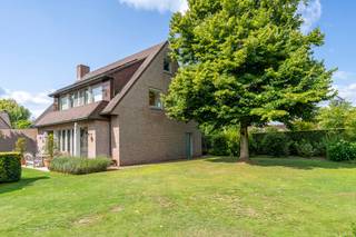 Bent u op zoek naar een bijzonder unieke villa op één van de meest gegeerde locaties in Kortrijk? Deze unieke woning in de Avondzonweg combineert luxe, comfort en energiezuinig wonen. Dankzij het doordachte ontwerp en de groene omgeving is dit een ideale thuis voor wie houdt van rust, vrijheid en een hoogwaardige afwerking.<br /><br />INDELING<br />Gelijkvloers:<br />- Ruime inkomhal met lift<br />- Dubbele garage met veel bergruimte<br />- Technische ruimte met aansluiting voor wasmachine en droogkast<br />- Douchekamer en apart toilet<br />- Binnenzwembad (momenteel in gebruik als opslagruimte, kan ook ingericht worden als meerdere slaapkamers)<br /><br />Eerste verdieping:<br />- Ruime, lichtrijke woonkamer <br />- Volledig uitgeruste moderne keuken<br />- Comfortabele slaapkamer voorzien van bad en lavabo<br />- Praktische bijkeuken<br /><br />Tweede verdieping:<br />- Polyvalente ruimte, ideaal als extra slaapkamer, bureau of hobbyruimte<br />- Extra opbergruimte<br /><br />Troeven van deze villa<br />- Energiezuinige woning met moderne technieken<br />- Rustige ligging in een residentiële omgeving<br />- In de leuke tuin is het discreet genieten<br />- Uniek woonconcept (leefruimte op de eerste verdieping) met tal van mogelijkheden<br /><br />De vermelde prijs is een instelprijs. Voor meer info, gelieve contact op te nemen met Alissia Dewitte (0472 18 64 21 - alissia.dewitte@dewaele.com) of Carl Boedts (0473 95 18 21- carl.boedts@dewaele.com) <br /><br />Bestuursmaatregelen in het maatregelenregister: nee