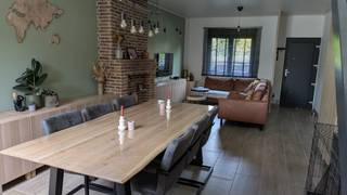 Op zoek naar een ideale starterswoning op een rustige, maar centrale locatie? Dan is deze instapklare woning in Steenhuffel zeker een bezoek waard! <br /><br />Deze charmante woning beschikt over 2 volwaardige slaapkamers en een praktische dressing, ideaal voor extra comfort en opbergruimte. <br /><br />De woning wordt verwarmd via een condenserende gasketel en werd in 2020 voorzien van nieuwe ramen met hoogrendementsglas. Dankzij de zonnepanelen en thuisbatterij geniet u bovendien van lage energiekosten en ook de elektriciteit is volledig conform, wat zorgt voor extra gemoedsrust. <br /><br />Buiten vindt u een volledig omheinde, zuidgerichte tuin waar u de hele dag van de zon kan genieten. De woning beschikt daarnaast over 2 zonneterrassen, perfect om gezellig te ontspannen of gasten te ontvangen. Extra stockageruimte nodig? Het ruime tuinhuis biedt tal van mogelijkheden. Er is een zij-ingang voorzien zodat ook fietsen makkelijk achteraan kunnen worden opgeborgen. <br /><br />Bovendien geniet u van een uitstekende ligging, met scholen en winkels in de nabije omgeving en een vlotte verbinding via het openbaar vervoer. <br /><br />Indeling van de woning: <br />- Gelijkvloers: gezellige living met eetruimte, keuken en een ruime badkamer voorzien van aansluitingen voor wasmachine en droogkast. <br />- Eerste verdieping: grote slaapkamer en afzonderlijke dressing die uitgeeft op de tweede ruime slaapkamer op het tweede verdiep. <br /><br />Troeven van deze woning: <br />- Instapklaar <br />- Zuidgerichte, omheinde tuin <br />- Zonnepanelen en thuisbatterij aanwezig <br />- Verwarming via condenserende gasketel <br />- Elektriciteit conform <br />- Vernieuwde ramen met hoogrendementsglas <br />- Gunstig kadastraal inkomen van slechts 498 euro <br />- EPC D — geen renovatieverplichting! <br /><br />Een instapklare woning met veel troeven op een aangename locatie! <br /><br />Voor bezichtiging, bel 0479/65.42.93