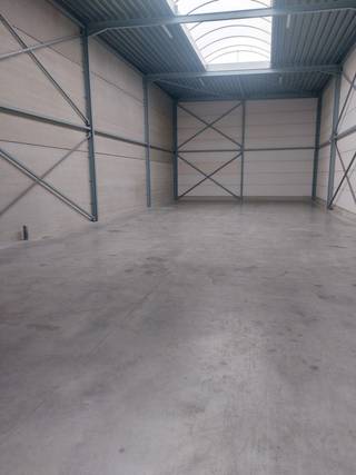 <p><strong>Loods / KMO-unit – 215 m² met privatieve buitenruimte in Willebroek</strong></p><p>Deze <strong>functionele en strategisch gelegen hangaar</strong> bevindt zich in een <strong>KMO-zone / industriegebied te Willebroek</strong>, een locatie met vlotte verbinding met de A12 en uitstekende bereikbaarheid voor professionele activiteiten.</p><p>Het gebouw heeft een <strong>oppervlakte van 215 m²</strong> en is uitgerust met een <strong>elektrische sectionaalpoort</strong>, wat zorgt voor een vlotte toegang voor voertuigen en leveringen. Binnenin is er de <strong>mogelijkheid tot het creëren van een sanitaire hoek en/of kitchenette</strong>, waardoor de unit eenvoudig kan worden aangepast aan diverse professionele noden.</p><p>Voor de hangaar bevindt zich een <strong>privatieve, omheinde buitenruimte van circa 150 m²</strong>, ideaal als parkeer-, stockage- of manoeuvreerruimte. Deze privatieve zone verhoogt zowel het gebruikscomfort als de veiligheid.</p><p>De hangaar is <strong>momenteel verhuurd</strong> (huurprijs: <strong>€ … / maand – nog te bevestigen</strong>), wat dit pand ook bijzonder interessant maakt als <strong>investeringsvastgoed</strong> met onmiddellijk rendement.</p><p>Een veelzijdige en waardevaste opportuniteit voor ondernemers of investeerders op zoek naar een kwalitatieve KMO-unit in Willebroek.<br /><br />✅ 215 m² bruikbare binnenruimte<br />✅ Elektrische poort<br />✅ Mogelijkheid tot sanitaire voorzieningen / kitchenette<br />✅ ± 150 m² privatieve, omheinde buitenruimte<br />✅ Industriegebied naast oprit A12<br />✅ Momenteel verhuurd – interessante investering</p>