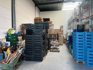 📍 Machelen
🔧 187 m² opslagruimte
⚡ Zonnepanelen aanwezig
📦 Geschikt voor diverse doeleinden
Ontdek deze praktische loods van 187 m², gelegen in het industriële hart van Machelen. Deze ruimte is uitermate geschikt voor opslag, productie of kleine logistieke activiteiten. Dankzij de vrije hoogte en de functionele indeling biedt deze unit heel wat mogelijkheden voor ondernemers en KMO’s.
De loods maakt deel uit van een groter geheel, maar wordt nu ook afzonderlijk aangeboden voor verkoop. Dit biedt een unieke kans voor wie op zoek is naar een compacte, instapklare ruimte op een centrale ligging.
Troeven:
Vlot bereikbaar via hoofdwegen en nabij autosnelwegen
Stevige constructie, onmiddellijk inzetbaar
Deelname in zonnepaneleninstallatie (hoge energie-efficiëntie)
Bent u op zoek naar een efficiënte opslag- of werkruimte met potentieel? Neem dan snel contact met ons op!
📞 Meer info of een bezoek plannen? Bel 02 462 32 00