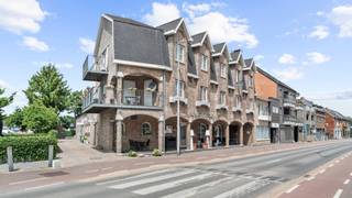 <p><strong>Instapklaar handelspand met gelijkvloers appartement – iconische horecazaak in hartje Maasmechelen</strong></p>
<p>Op zoek naar een unieke opportuniteit in de horecasector? Dit karaktervolle handelspand met gelijkvloers appartement huisvest momenteel een gekende horecazaak, een<span> </span><strong>begrip in Maasmechelen en omstreken</strong>, met een sterke naam en jarenlange reputatie.</p>
<p><strong>Toplocatie met uitstekende visibiliteit</strong><br />Gelegen in het bruisende centrum van Maasmechelen geniet deze eigendom van een uitstekende commerciële ligging met veel passage. Ook het M2 Shopping Center en Maasmechelen Village bevinden zich vlakbij, wat extra bezoekersstromen genereert.</p>
<p>Het handelspand ademt karakter en is goed onderhouden. Gasten worden ontvangen in een sfeervolle horecaruimte met een gezellige restaurantsetting, compleet met een elektrische sierhaard die meteen een warme en uitnodigende sfeer creëert. De mooie toog vormt het centrale hart van de zaak, perfect voor barservice of bediening.</p>
<p>Naast de toog is er een ruime berging en een zeer grote keuken die zich uitstekend leent voor professionele horeca-activiteiten. De sanitaire ruimtes zijn apart voorzien voor dames en heren, en verkeren in nette staat. Aan de voorzijde van het pand is er een verzorgd terras, ideaal om passanten aan te trekken. Daarnaast is er ook een<span> </span><strong>mogelijkheid om extra buitenruimte te benutten</strong>, wat het potentieel van het pand verder vergroot.</p>
<p><strong>Privatief appartement (gelijkvloers, met aparte toegang)</strong></p>
<p>Via een aparte inkomdeur komt u in een privatieve gang die toegang biedt tot het appartement — <strong>een stijlvolle, ruime en lichtrijke woonst</strong> die perfect is voor eigen gebruik of verhuur.</p>
<p>De open leefruimte en keuken zorgen voor een huiselijke en uitnodigende sfeer. De keuken is volledig uitgerust en afgewerkt met duurzame materialen, waaronder een granieten werkblad en spatwand. Alle toestellen zijn aanwezig, zoals een ingebouwde koelkast,<span> </span><strong>SMEG oven en inductiekookplaat</strong>,<span> </span><strong>AEG dampkap</strong><span> </span>en<span> </span><strong>AEG vaatwasser</strong>.</p>
<p>Het appartement beschikt over<span> </span><strong>twee zeer grote slaapkamers</strong><span> </span>met royale raampartijen. Daarnaast is er een derde,<span> </span><strong>volwaardige kamer</strong>, die momenteel dienstdoet als slaapkamer, maar net zo goed ingericht kan worden als bureau of hobbyruimte en nog een grote berging. De moderne badkamer is uitgerust met een inloopdouche, regendouche, raam, toilet, stijlvolle designradiator en een kwaliteitsvol meubel.</p>
<p>Overal ligt een degelijke tegelvloer, en de verlichting is een combinatie van ingebouwde spots en opbouwarmaturen, wat voor een warme en aangename lichtsfeer zorgt. Achteraan is er een private parkeerplaats die momenteel als terras voor het appartement wordt gebruikt – een rustig plekje om buiten te genieten.</p>
<p><strong>Veelzijdigheid en extra troeven</strong></p>
<p>Aan de achterzijde van het gebouw zijn<span> </span><strong>vijf private parkeerplaatsen</strong><span> </span>aanwezig. Bovendien beschikt het pand over<span> </span><strong>twee zeer ruime privatieve kelders</strong>, naast een gedeelde kelderruimte, ideaal voor stockage of andere doeleinden.</p>
<p>Of je nu op zoek bent naar een eigendom om wonen en ondernemen te combineren, een instapklare horecazaak met uitstraling, of een pand met toekomstgericht potentieel,hier vind je ruimte, karakter en<span> </span><strong>veelzijdigheid</strong><span> </span>op een toplocatie in Maasmechelen.</p>
<p>Zowel geschikt voor <strong>eigen uitbating</strong> als voor <strong>investeringsdoeleinden</strong>. Bent u klaar om de volgende stap te zetten?</p>
<p>Contacteer ons voor meer info of een bezoek ter plaatse. Dit is een unieke kans in het hart van Maasmechelen. 089 20 61 11 - peter@immofusion.be</p>