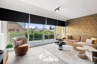 Deze lichtrijke bel-etage uit 2021 in Assebroek combineert een moderne indeling met een aangenaam terras, ruime ondergrondse garage en een schitterend E-peil. De woning werd professioneel en kwalitatief geschilderd en geniet een vlotte ligging nabij winkels, openbaar vervoer en het centrum van Brugge.<br /><br />Op het gelijkvloers komen we via de gemeenschappelijke parking binnen in de inkomhal, waar zich tevens een afzonderlijk gastentoilet bevindt en toegang tot de ondergrondse verdieping.<br /><br />De eerste verdieping vormt het hart van de woning. Hier bevindt zich de gezellige en lichtrijke leefruimte met zit- en eetgedeelte en een volledig uitgeruste open keuken. De grote raampartijen zorgen voor een bijzonder open gevoel en bieden een mooi zicht op het terras. Via het schuifraam, voorzien van een praktisch vliegenraam, krijgt u rechtstreeks toegang tot deze aangename buitenruimte.<br />De combinatie van de warme afwerking, de grote glaspartijen en de open keuken maakt dit tot een uitnodigende leefverdieping.<br /><br />Op de tweede verdieping bevinden zich drie slaapkamers en een badkamer uitgerust met wastafel, douche en toilet. Daarnaast is er een afzonderlijke wasruimte, waardoor ook deze verdieping bijzonder functioneel is ingericht.<br /><br />Een belangrijke extra troef is de combinatie van de ondergrondse berging en ruime garage die voorzien is van een manuele poort, verlichting en elektriciteit.<br /><br />Ook op technisch vlak heeft de woning heel wat te bieden, met onder meer zonnepanelen, een Renson C+ ventilatiesysteem, een waterontkalker en een regenwaterput.<br /><br />Buiten kunnen de bewoners gebruikmaken van de volledig omheinde gemeenschappelijke tuin, die gedeeld wordt met de andere bewoners.<br /><br />Een instapklare bel-etage met een doordachte indeling, veel licht, aangename buitenruimte en een ruime garage op een fijne ligging in Assebroek. Ideaal voor wie comfortabel en energiegericht wil wonen vlak bij Brugge.<br /><br />De vraagprijs is inclusief de op maat gemaakte raamdecoratie en zonwering. <br /><br /><strong>Ook wild geworden van deze thuis?<br />Twijfel dan niet langer en leg vandaag nog uw bezoek vast!</strong>